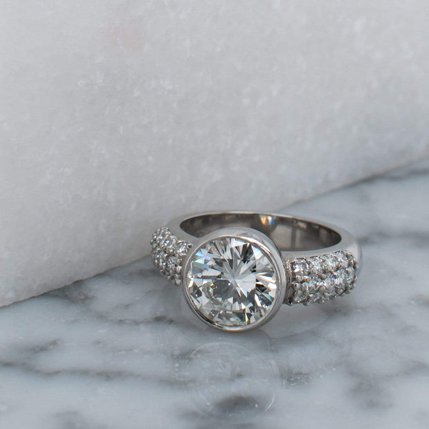 BESPOKE ROUND BRILLIANT CUT DIAMOND ENGAGEMENT RING | Noah James Jewellery.